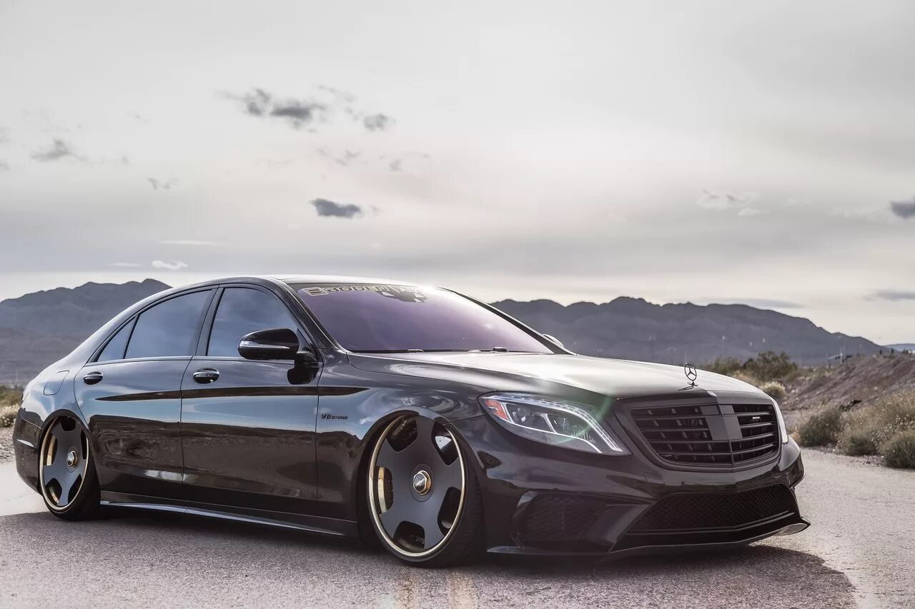 S класс amg. Mercedes Benz s63 AMG w222. Мерседес е 63 АМГ w222. Мерседес s63 AMG Tuning w222. Мерседес АМГ 222 стенс.