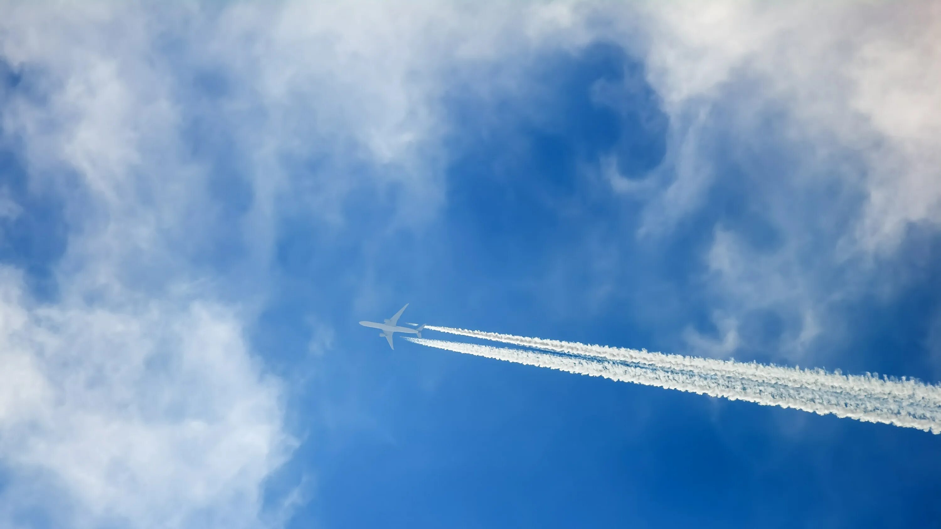 Полосы на небе. Как называется штука в небе. Самолет с полосой в небе. Фигура пилотажа петля нестерова. Самолёт высоко в небе.