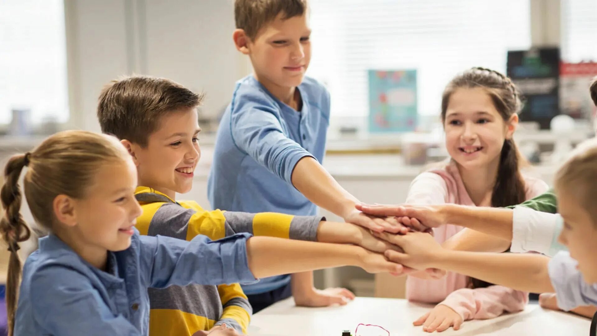 Успешный учитель. Школьный коллектив. Студенты на занятиях. Коллектив современной школы. Детский фитнес.