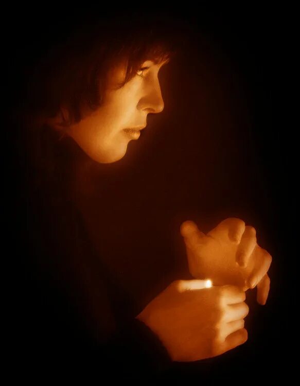 Пока не меркнет свет пока горит свеча. Пока горит свеча фото. Цитаты про свечи и огонь. Пока горит свеча текст. Пока горит свеча.