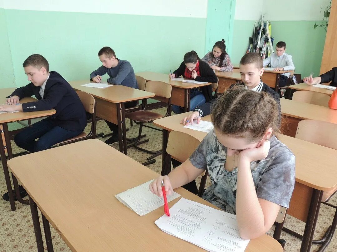 Экзамены 9 класс россия. Занятия по ЕГЭ. ОГЭ по математике в школе. Экзамен в школе 9 класс. Класс в школе на ЕГЭ.