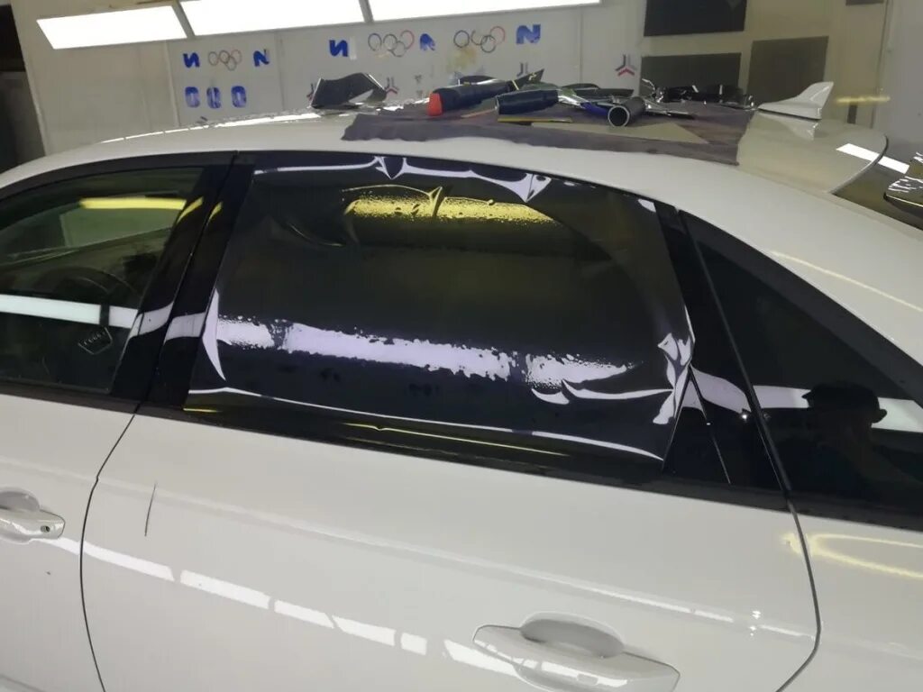Тонирование стекла авто. Тонировка спереди разрешенная. Можно тонировать боковые. Тонировка боковых стекол 15%. Тонировка светопропускаемость 70.