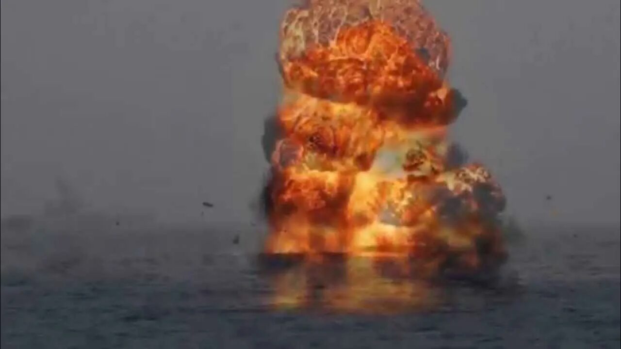 Море в котором горел сероводород. Подводный взрыв. Взрыв в море. Подводный ядерный взрыв. Морские бомбы взрыв.
