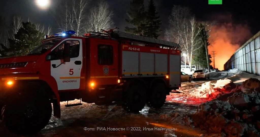 Событие в красноярском крае. ИК-7 Арейское Красноярский. Пожар. Пожарная машина МЧС. Пожар ИК.