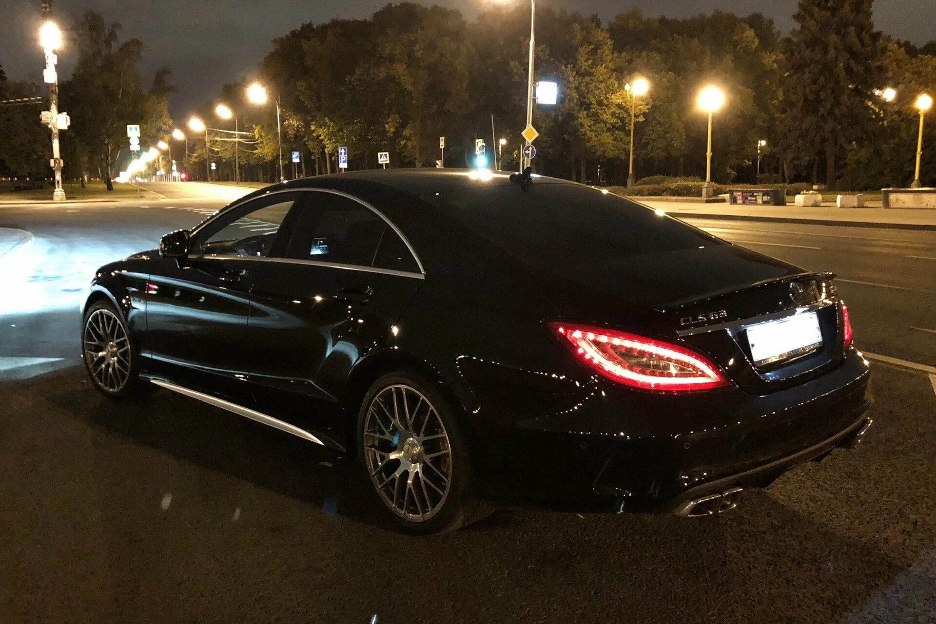 Мерс банан ахмеда. Мерседес банан cls 63. мерседес цлс 63 амг ночью. mercedes cls 63 amg black. мерседес cls 63 amg ночью.