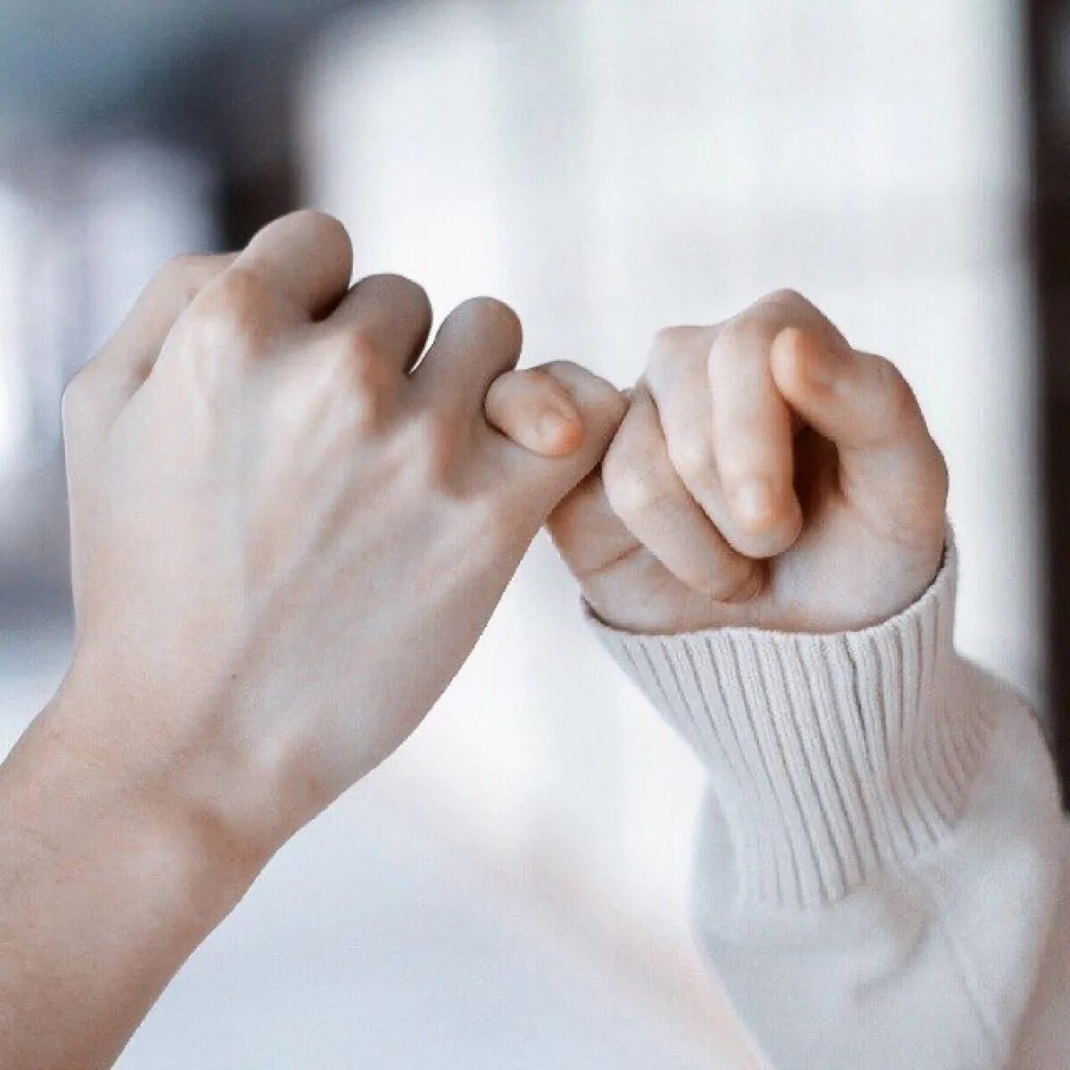 Добро в руках. Картинки про любовь. Promise helping. Рукопожатие на фоне машины. Рука помощи.