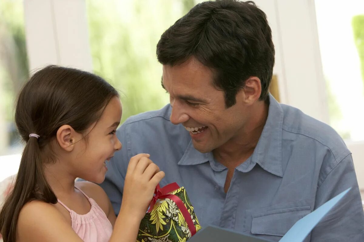 Loves his daughter. Отчим и дочь. Отец дарит дочери. Папа с дочкой беседуют.