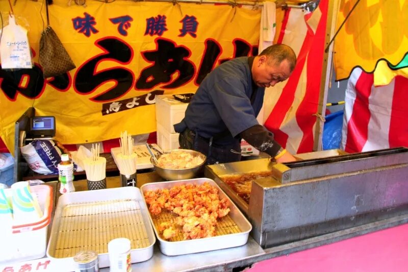 Какой фаст фуд в японии. Быстрая еда в японии. Япония такояки. Японская уличная еда. Макдональдс в японии.