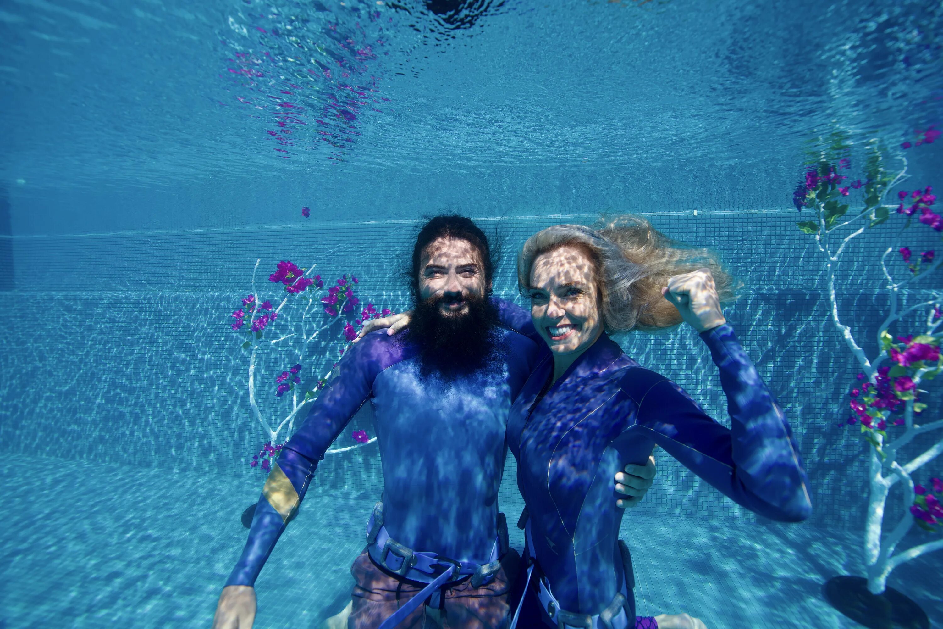 Рекорд по поцелую. Самый долгий подводный поцелуй. Южный океан подводный мир. The Underwater World record extreme Ironing. Neil and Beth.