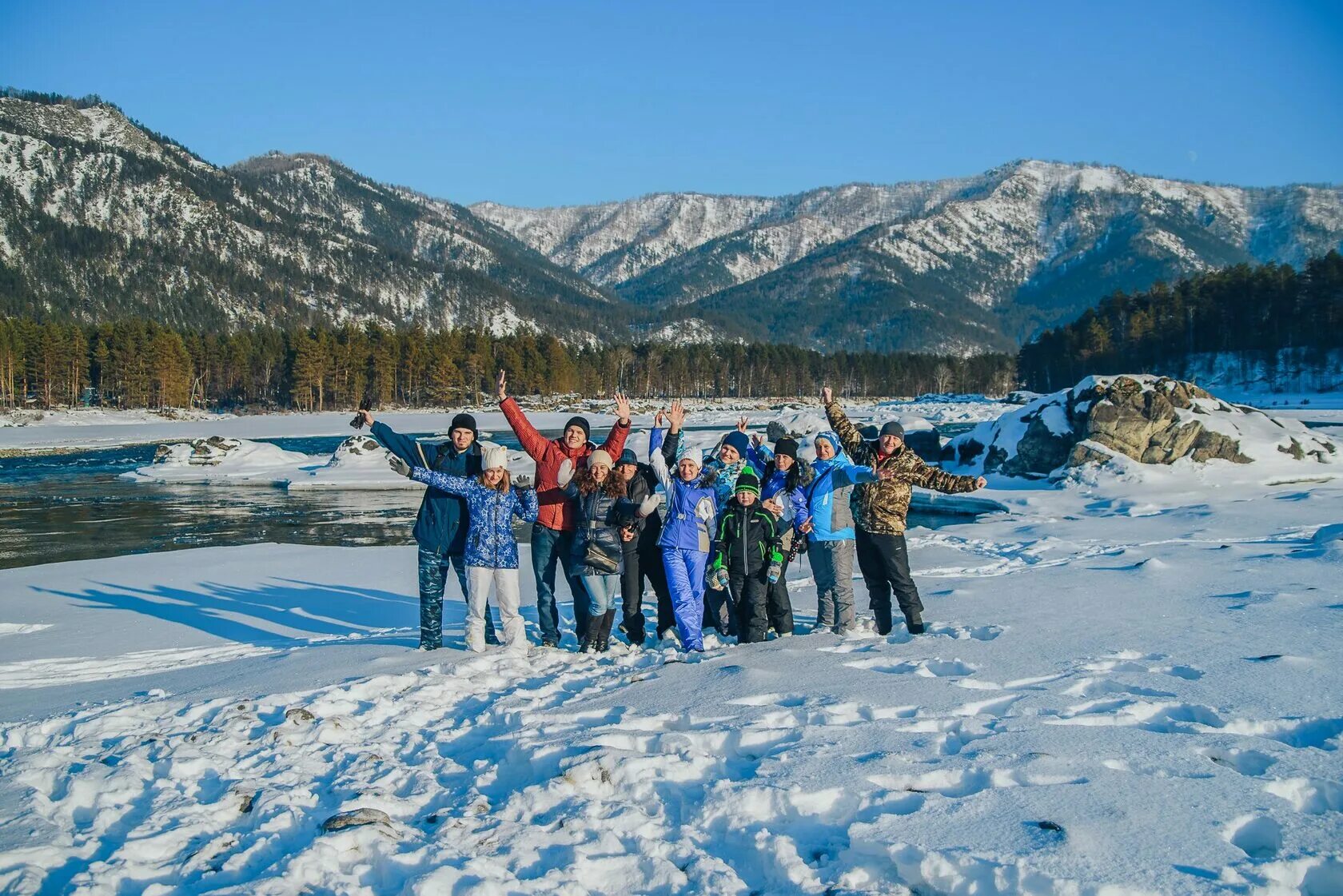 тур горный алтай 2022. снегоходное сафари вершины алтая. путешествие зимой. поездка в горный алтай зимой. на снегоходе в горном алтае.