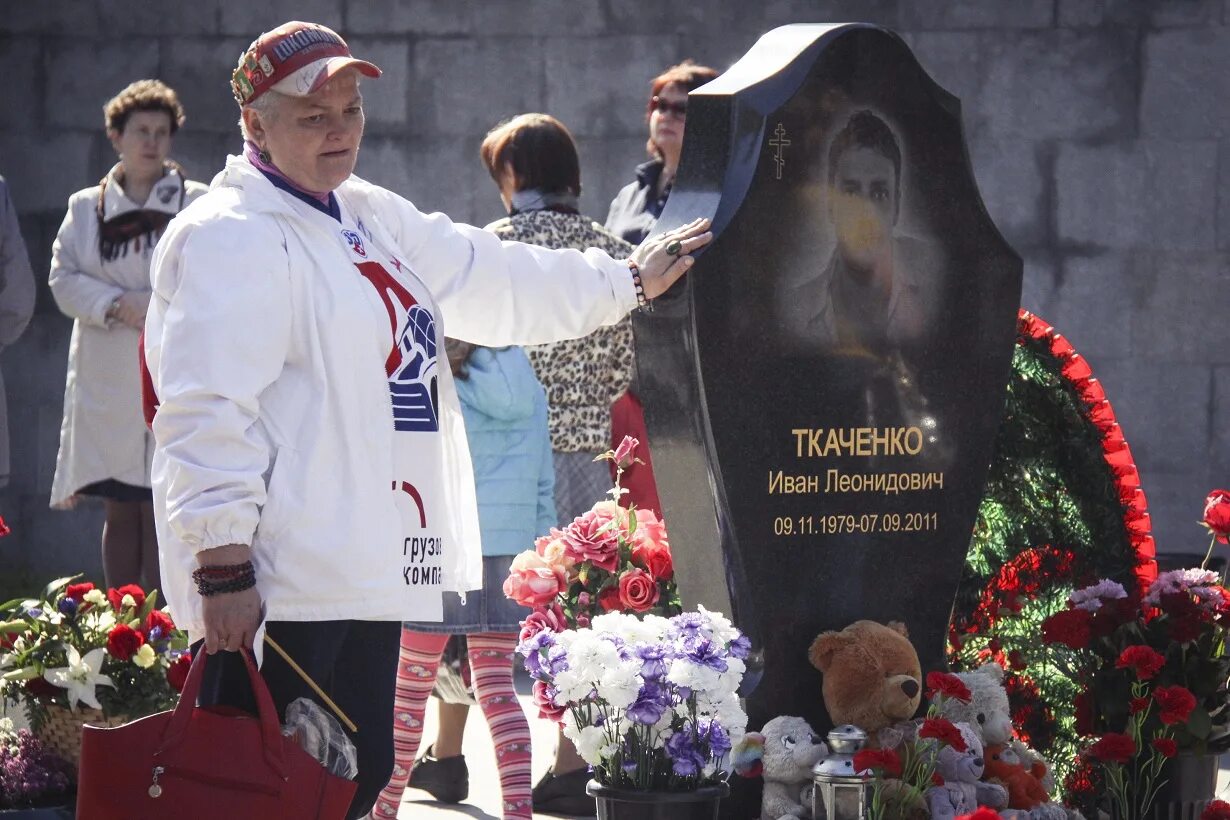 Памяти ткаченко. Иван ткаченко локомотив ярославль. иван ткаченко локомотив памятник. похороны ивана ткаченко хоккеиста. леонтьевское кладбище ярославль локомотив.