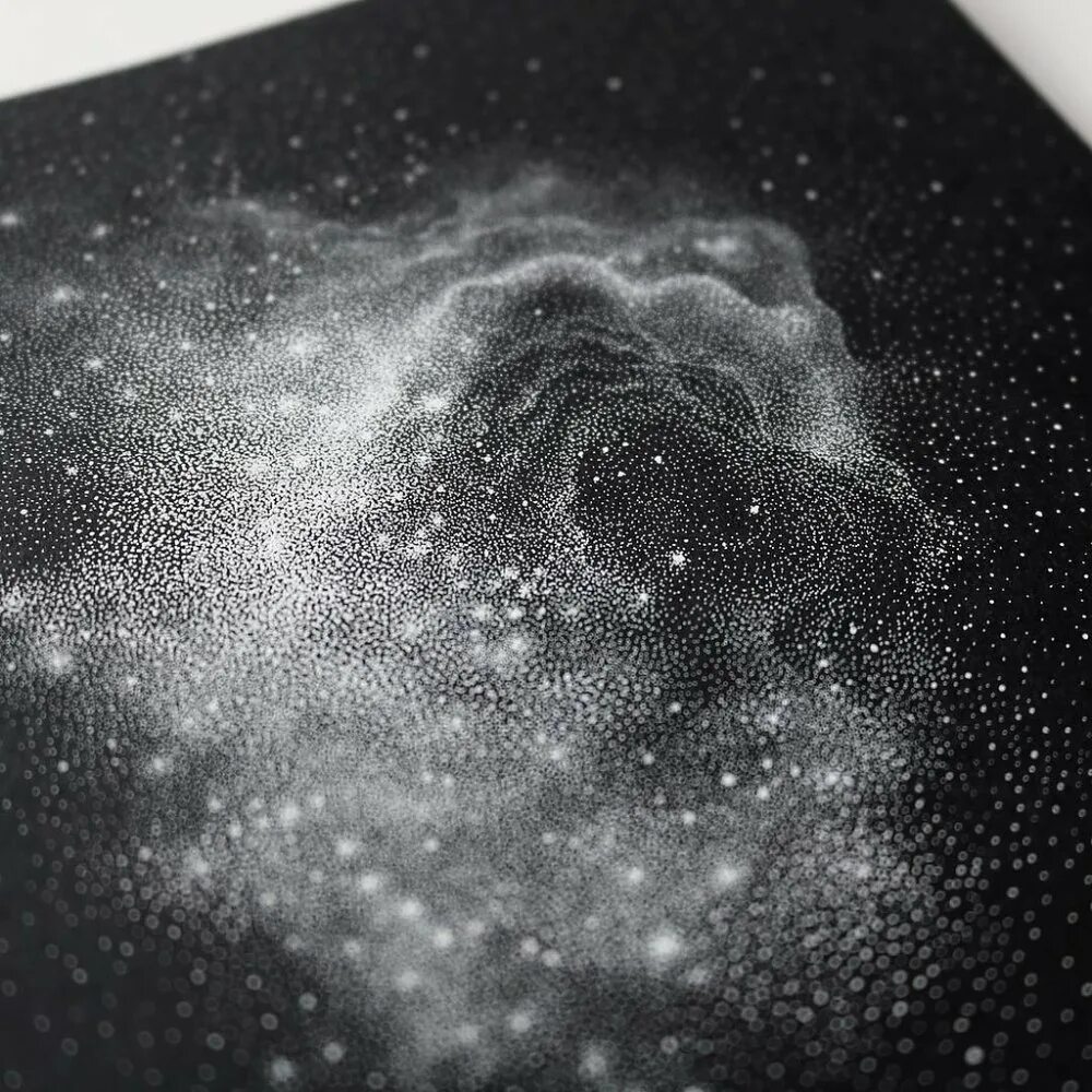 Космос на черной бумаге. Космос черно белый. Рисование на черной бумаге космос. Галактика черно белая. Белый космос.