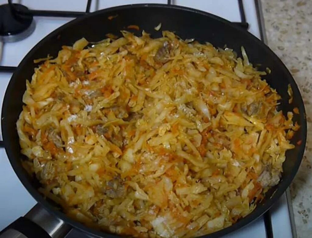 Картошка с капустой тушеная на сковороде. Тушёная капуста с картошкой и мясом на сковороде. Рис с капустой и мясом. Капуста с фаршем тушеная на сковороде. Как потушить капусту без мяса на сковороде