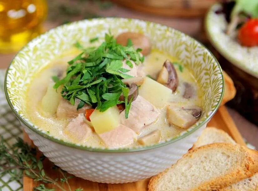 Суп из копченой курицы с плавленным сыром. Суп с копченой курицей и плавленным сыром. суп из индейки с сыром плавленным. сырный суп из индейки с грибами. ароматный супчик с копчёной курицей и плавленным сыром.