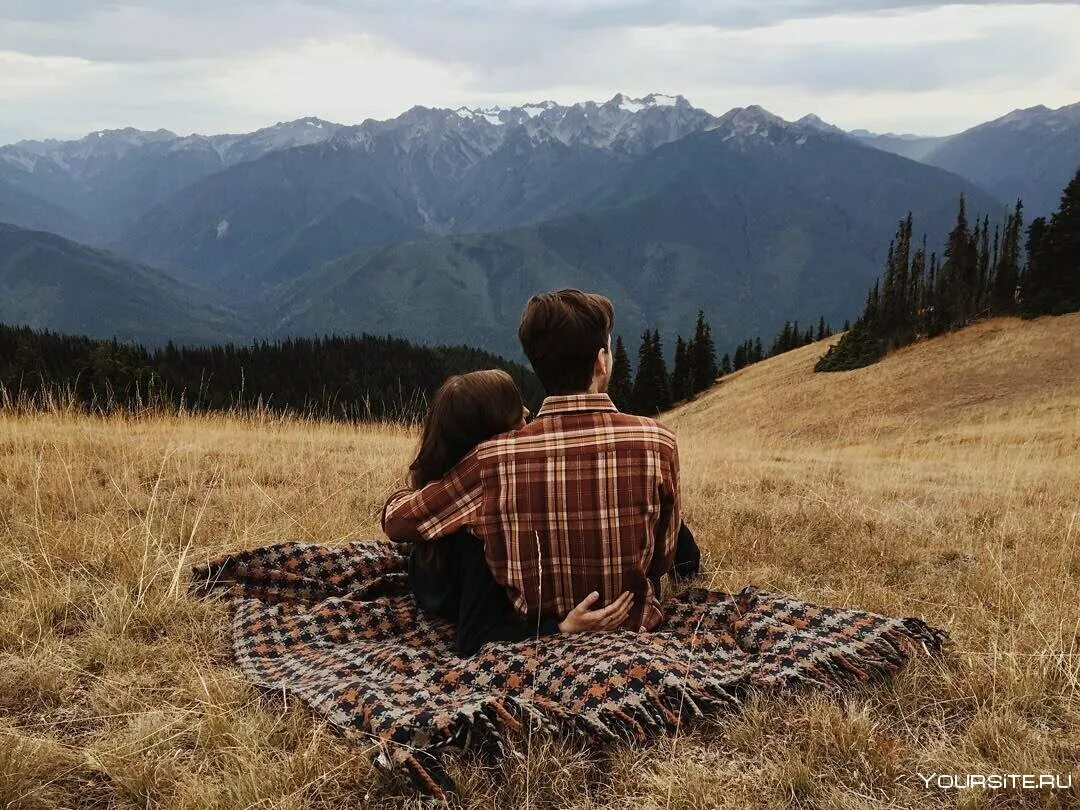 Где нас будет двое. Пара в горах. Парень и девушка на природе. Объятия на природе. Парень с девушкой в горах.