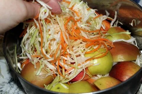 Мясо с капустой и яблоками