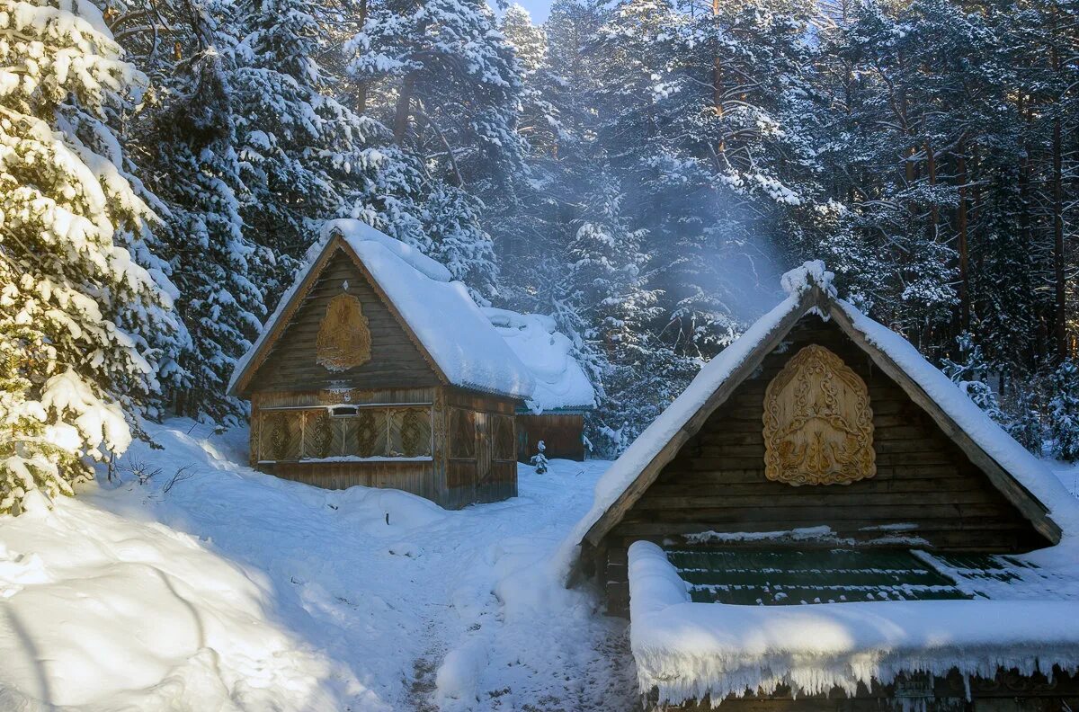 Зима избушка на опушке леса. Зимний дом на опушке. Зайдешь в такую избушку зимой жилым