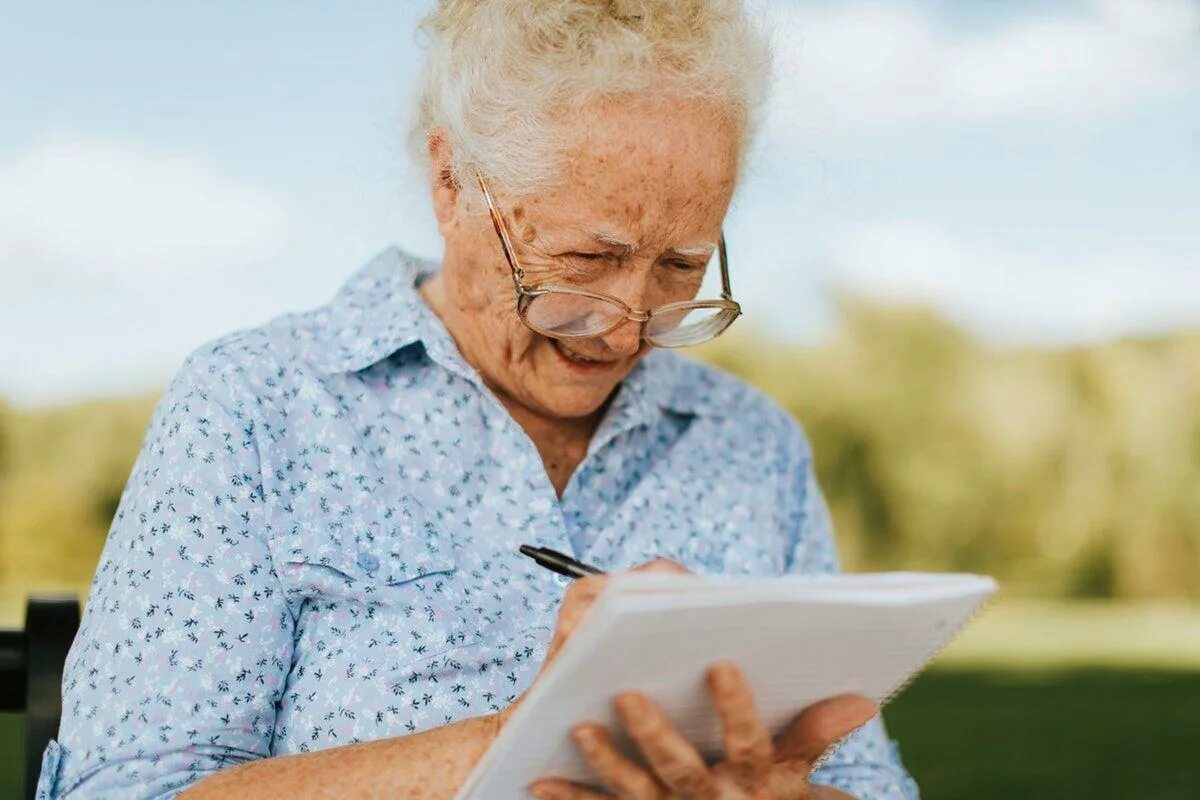 Женщина пенсионер. Пенсионер пишет. Чтение в пожилом возрасте. Пенсионеры с бумагами. Читать пенсионер