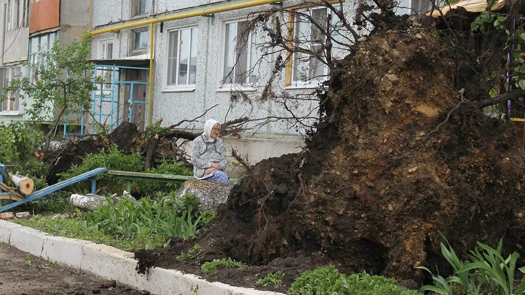 Прогноз погоды в ефремове тульской области. Смерч в Тульской области. Ураган в Тульской области 2013. Смерч в городе Ефремов. Смерч в Ефремове в 2013 г..