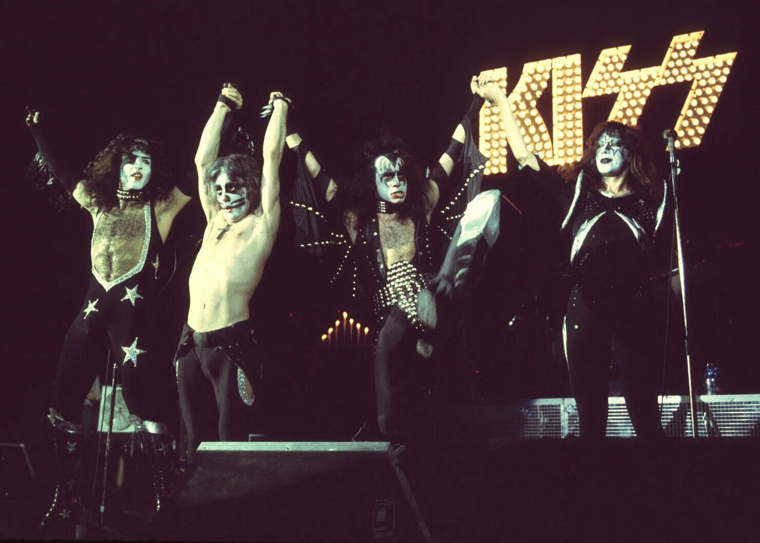Kiss destroyer 1976. Группа kiss 1973. Kiss the well. Kiss alive 1975. Пластинки рок групп.