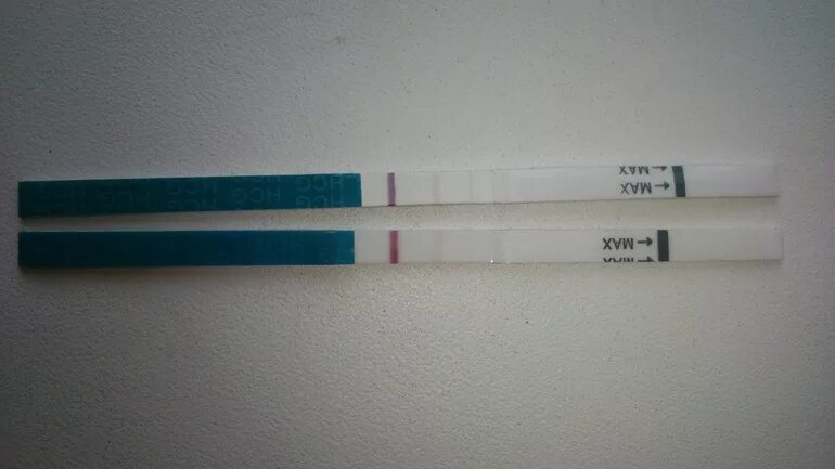 Месячные спустя 2 недели. Тест 2 полоски. Тест с двумя полосками. Месячные и две полоски на тесте. Две полоски на тесте беременности и месячных.