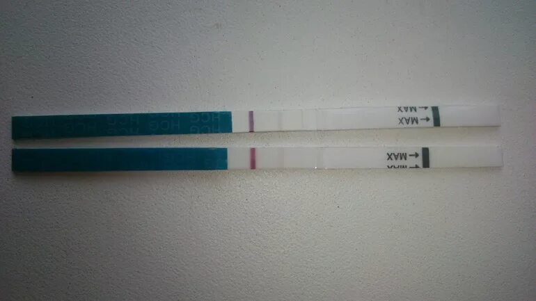 Тест когда будут месячные. Тест 2 полоски. Тест с двумя полосками. Месячные и две полоски на тесте. Две полоски на тесте беременности и месячных.
