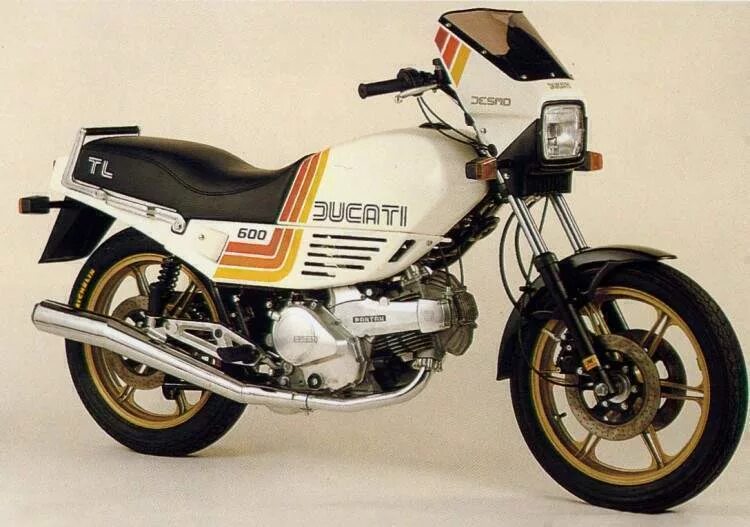 Тл 600. Ducati 600 TL. GSX 750 1982. Мотоцикл Дукати 1983. Мотоцикл 1982.