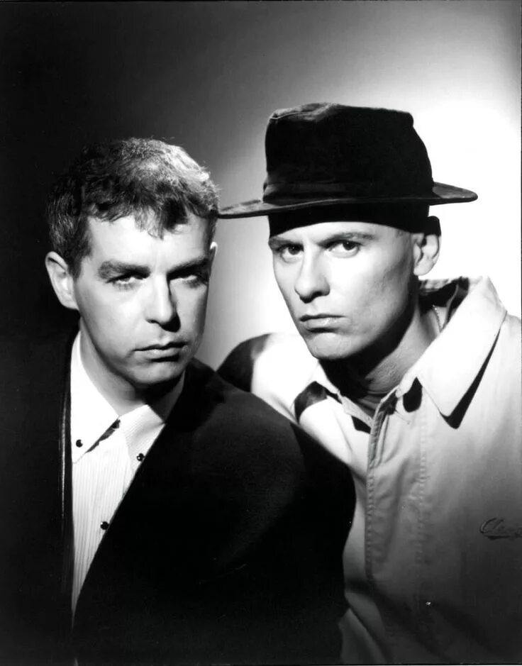 Петшопбойз слушать. Группа пет шоп бойс. Pet shop boys в молодости. Pet shop boys 1983. Солист пет шоп бойс.