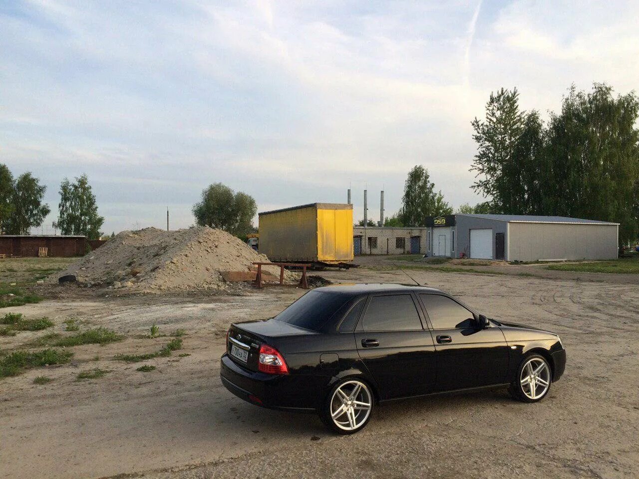 Впс приора. Vossen cv5 приора. приора седан на воссенах. черная приора седан на r17. лада приора r17.