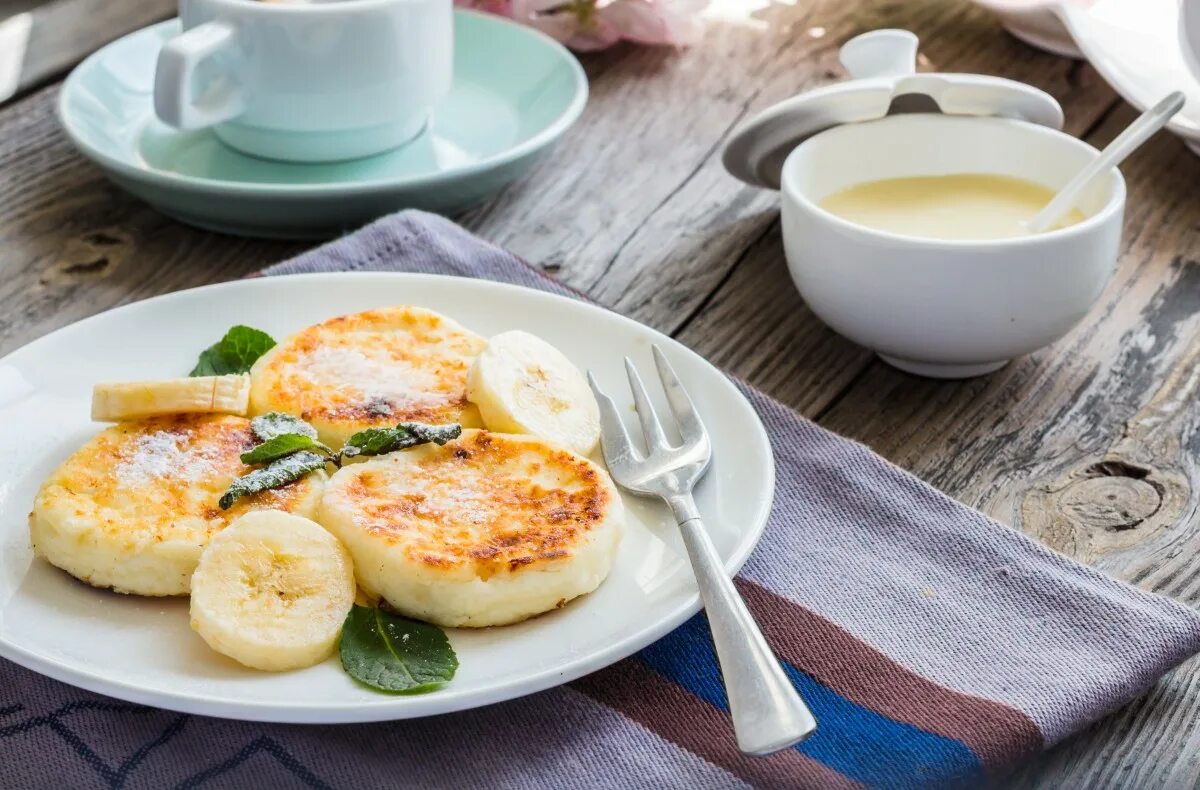 Низкокалорийные сырники. С чем есть сырники. Вкусный завтрак. Сырники из творога. С чем есть сырники.