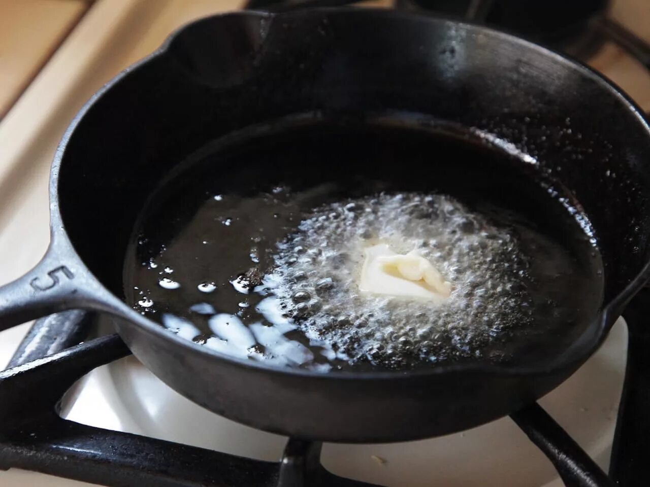 Сколько кипит масло. Масло на сковороде. Растительное масло на сковороде. Сковородка с маслом. Соль на сковороде.