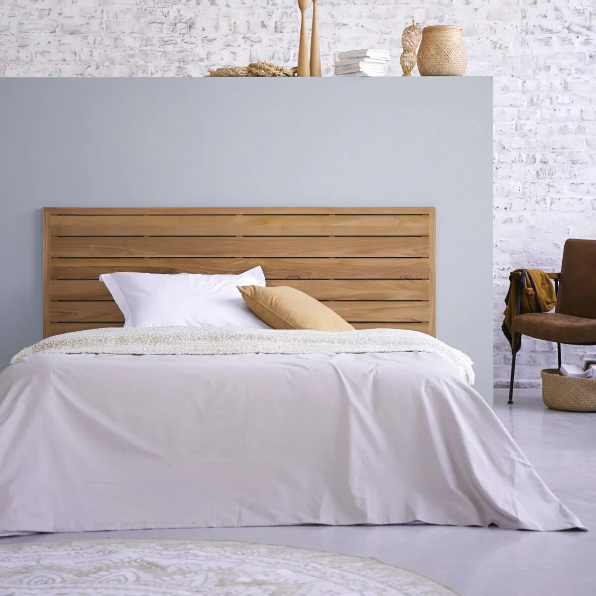 Изголовье кровати из дерева. Изголовье МАЛЬМ икеа. Кровать с деревянным изголовьем. Кроватное изголовье из дерева.
