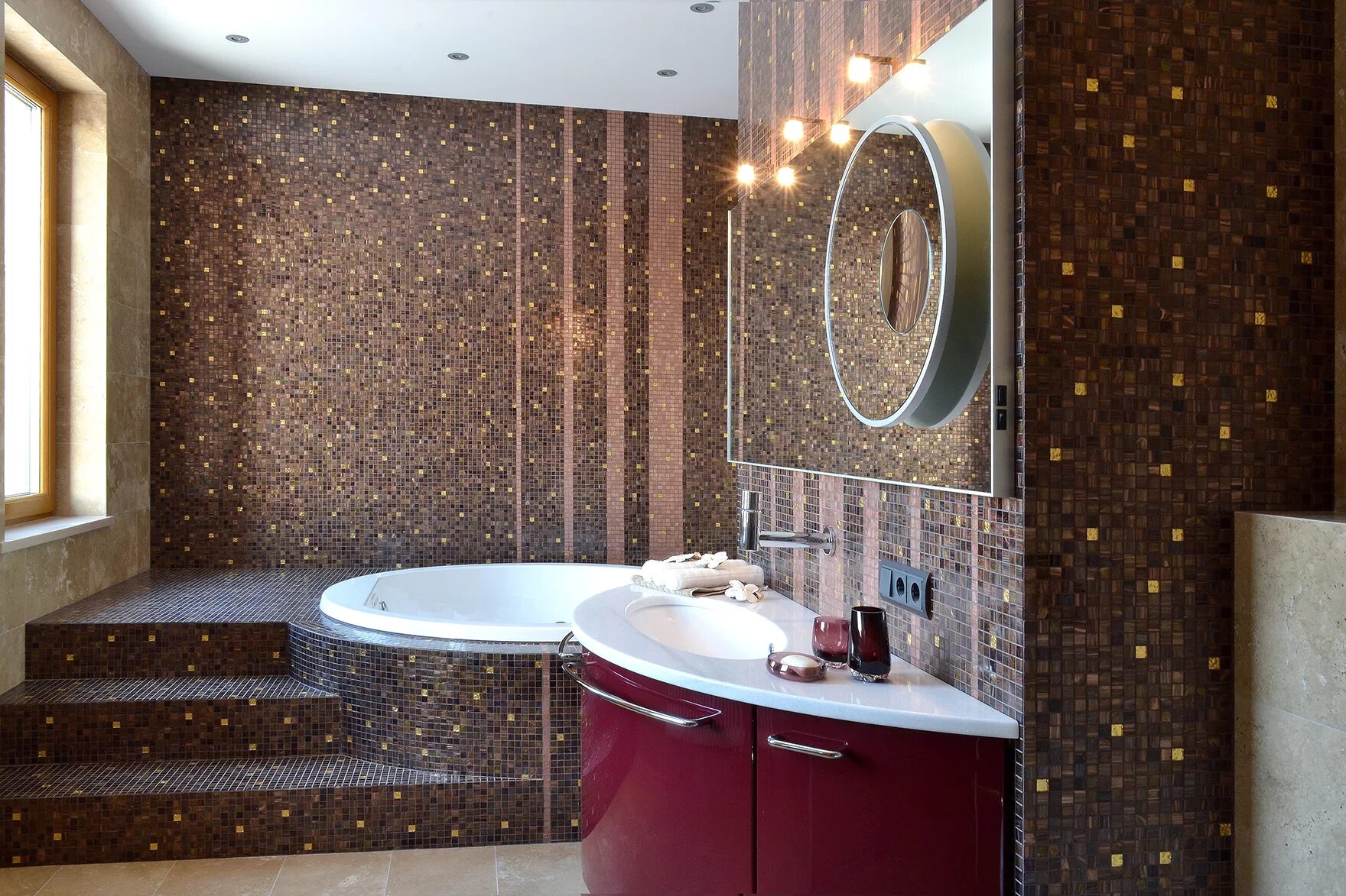 Ванна мозаикой фото. Ванная с мозаичной плиткой. Отделка ванной комнаты мозаикой. Плитка мозаика для ванной. Ванная отделанная мозаикой.