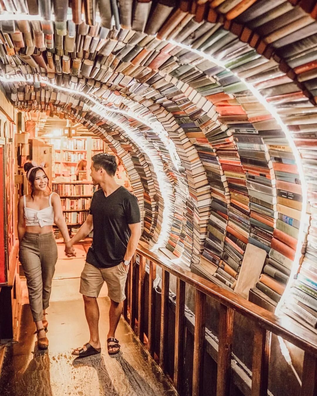 Книги в читай мечтай. The last bookstore, Лос-Анджелес. Фотозона в библиотеке. Креативные идеи для библиотеки. Фотозона с книгами.