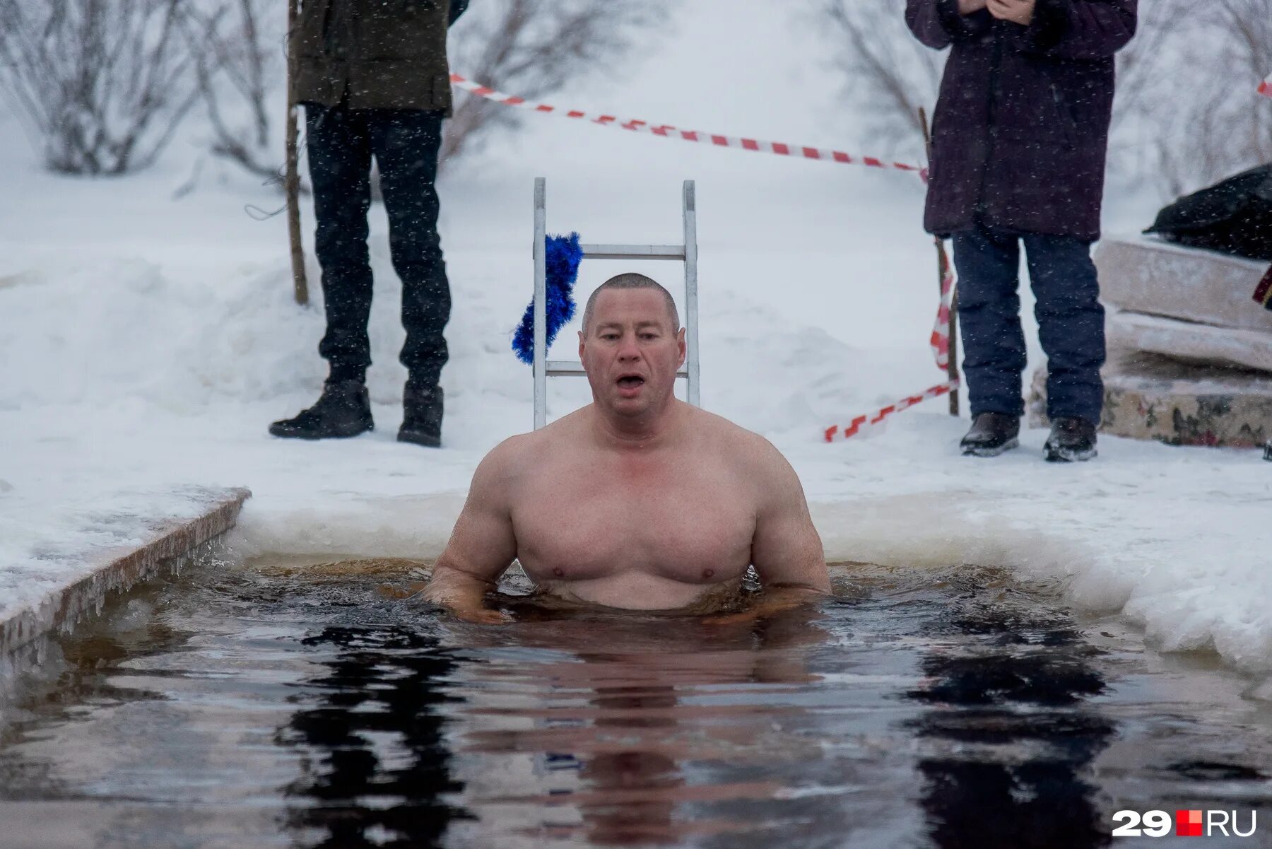 Песня после бани я иду купаться. Купание в проруби после бани. мужики закаляются в проруби полноватые. после бани я иду купаться. идем купаться.
