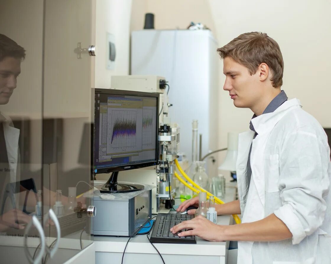 Земля молодой ученый. Дети изучают науку. Земля молодой ученый. Ученые работают. Математические и научные исследования.