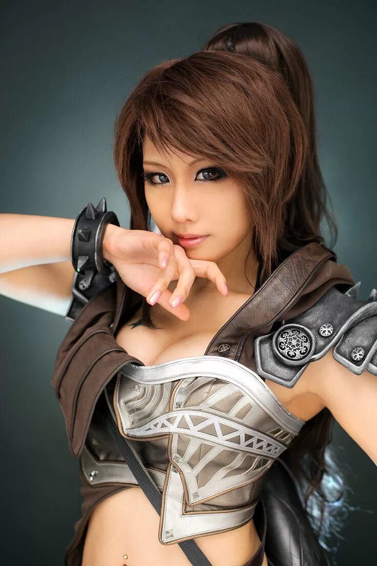 Ануча саенчарт (anucha saengchart). Ghostblade косплей. Девушка косплеер снялась с живым осьминогом. Китайцы едят живых осьминогов. Девушка косплеер снялась с живым осьминогом.