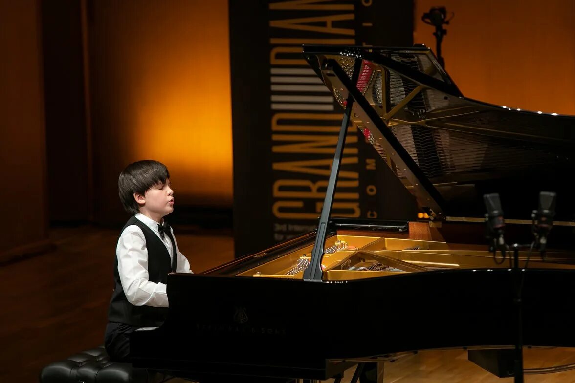 В конкурсе пианистов принимают участие 63. Тюменский рояль в филармонии. Музыкальный конкурс фортепиано.