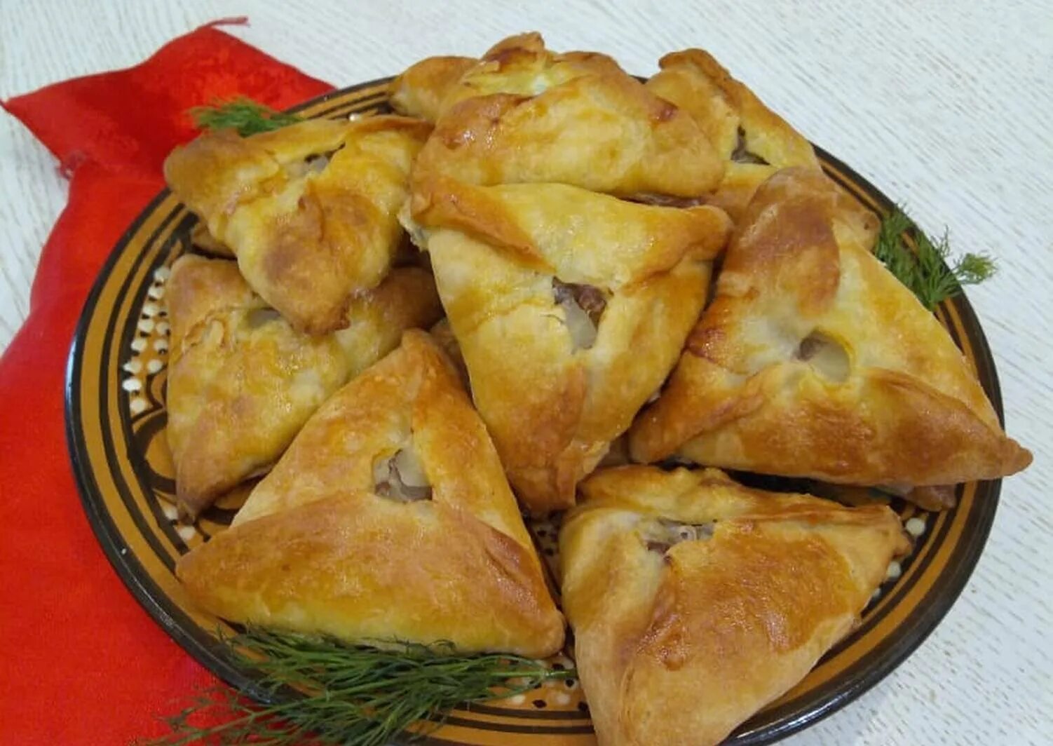 Татарское блюдо картошка с мясом в тесте. Эчпочмаки татарские. татарские пироги эчпочмак. татарские пироги. ичпичмяк. башкирское блюдо эчпочмак.