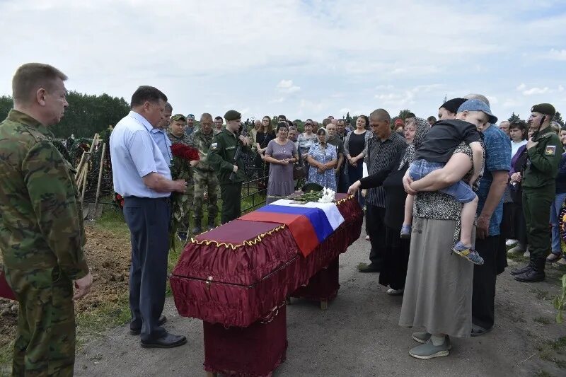 Погребение участника сво. Похороны сво Батыревский.