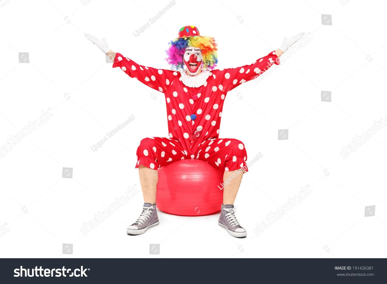 Сидящий клоун. Клоун сидит. Клоун с мячиками. Клоун сидит на мячике. Грустный клоун сидит.