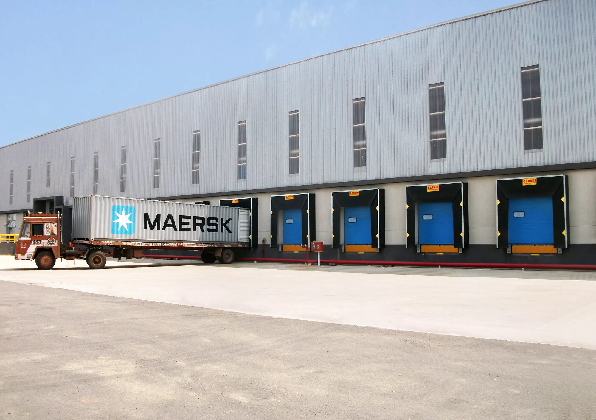 Load unload. Unloading Dock на складе. Warehouse loading. Loading and unloading track Equipment. Warehouse Docking Equipment.