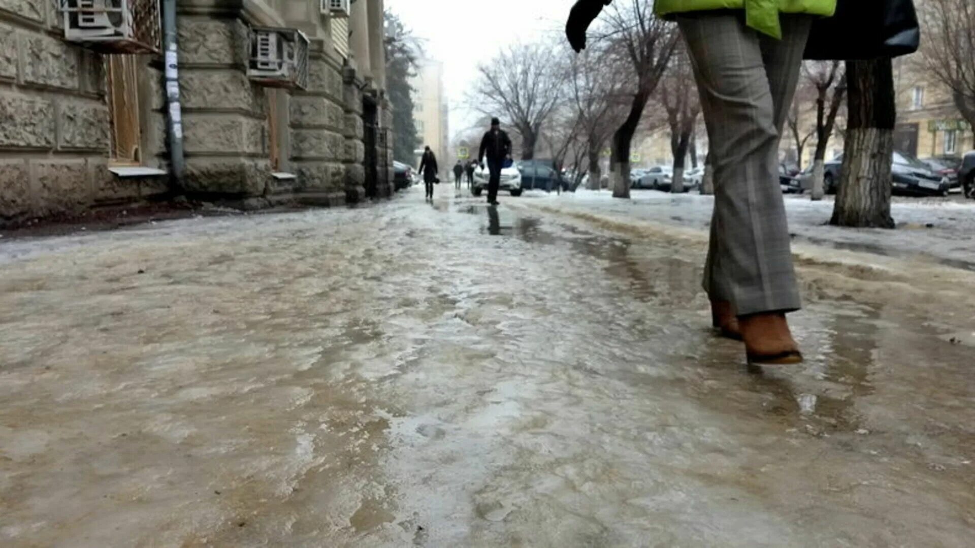 Гололед. Скользко на улице. Зима гололед. Сильный гололед. Холодно в городе без тебя