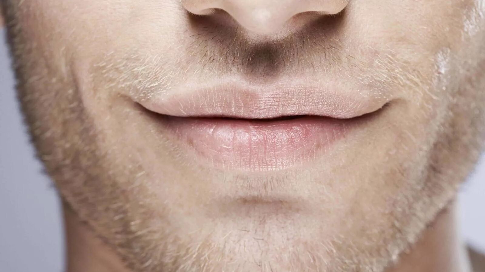 Губы мужские. Красивые мужские губы. Губы мужские улыбка. Улыбка мужская с закрытым ртом.