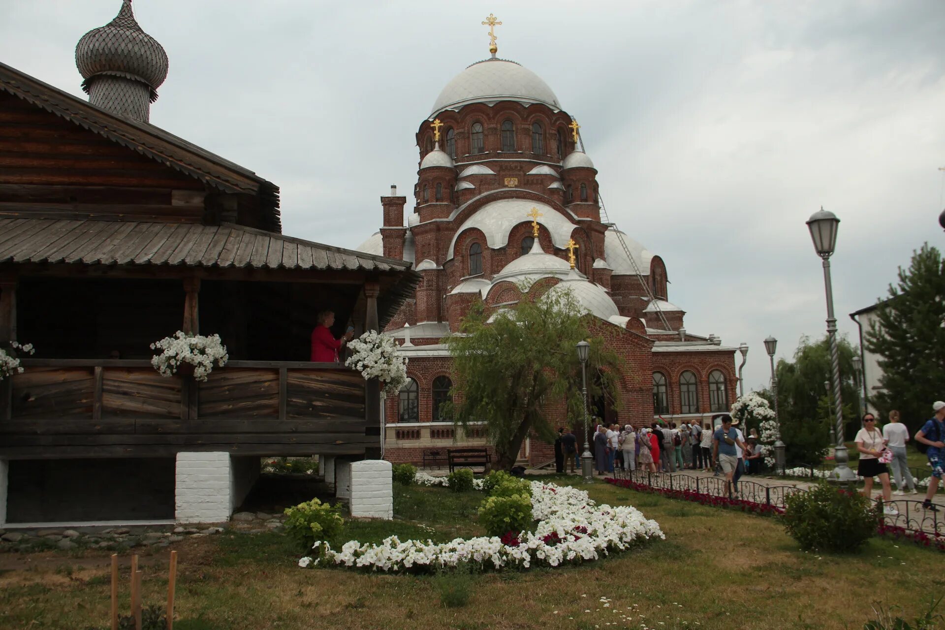 Свияжск церковь. Церкви на острове Свияжск. Троицкая Церковь Свияжск. Церкви острова Свияжска Татарстан.