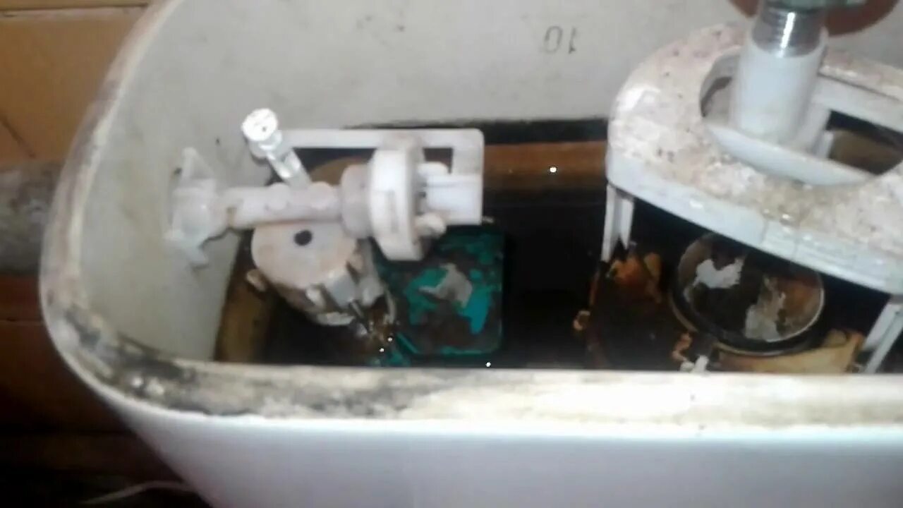 Сливной бачок вода не останавливается. Унитаз санита бачок починить. Унитаз санита течет бачок. Сливной бачок вода не останавливается. Инсталляция roca регулировка слива воды.