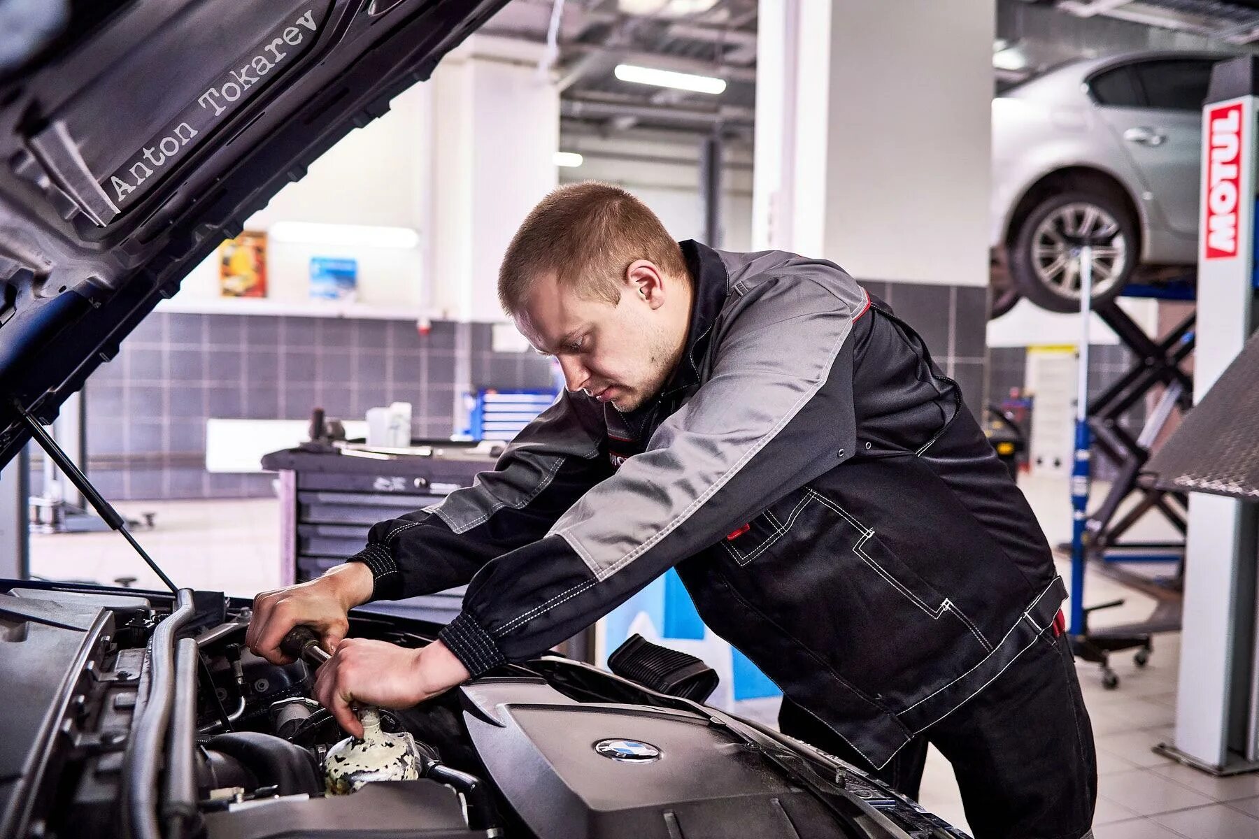 Частный ремонт автомобилей. Автосервис. Автомобиль в сервисе. Автосервис СТО. Машина технического обслуживания.