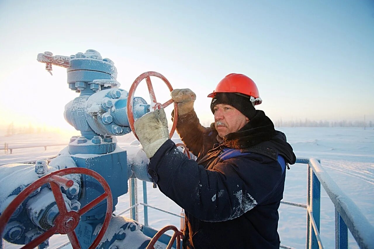 Сварщики на севере вахтовики. Газопровод уренгой сургут. Сахатранснефтегаз якутск. Ковыктинское месторождение нефти. Работа на севере газа.