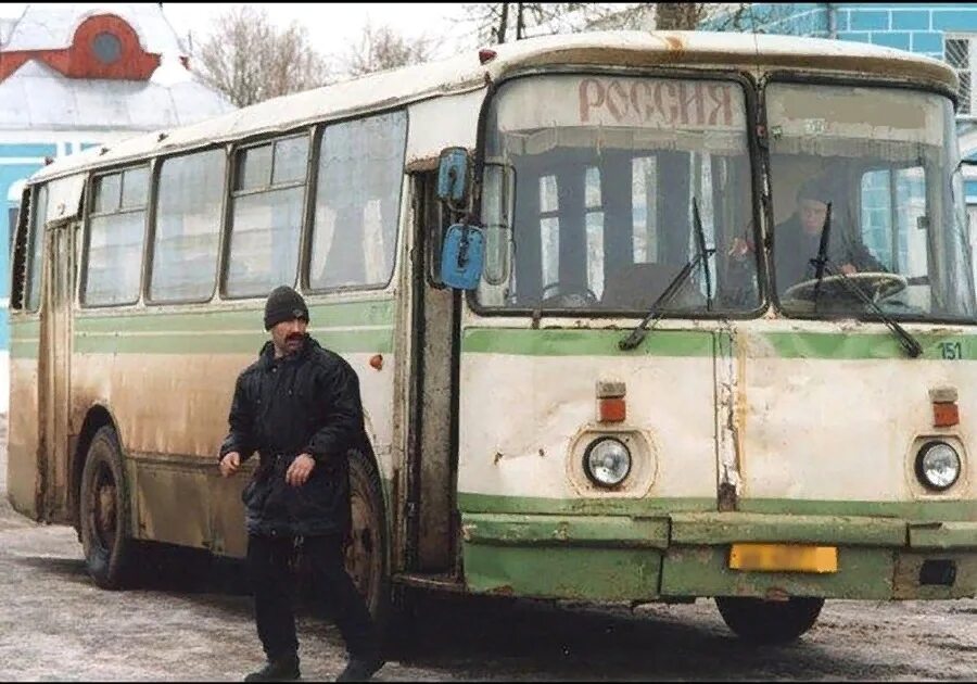 Старые автобусы. Старые автобусы России. Самый старый автобус. Старенький автобус.