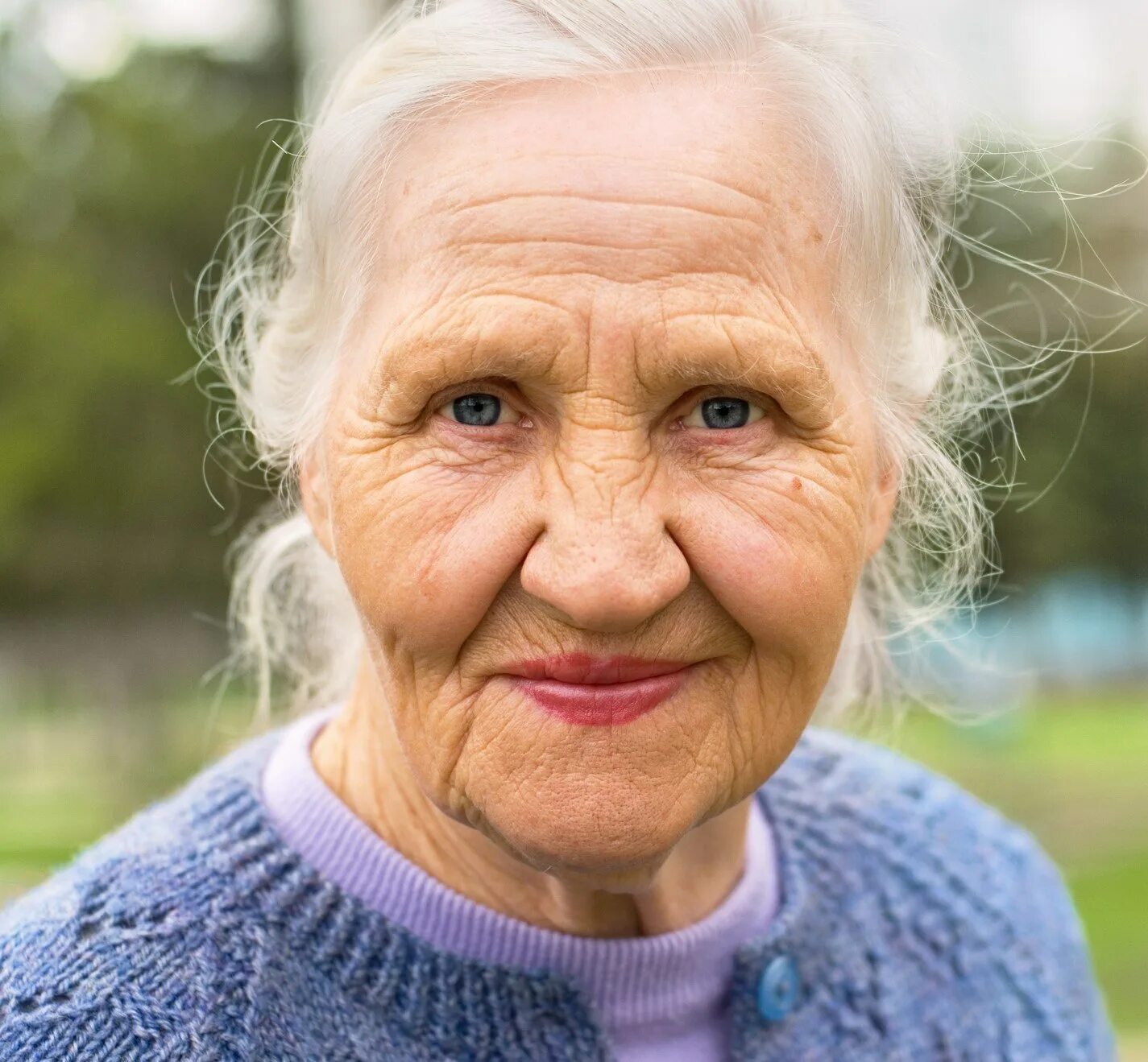 Лицо бабушки. Старая женщина. Старое лицо. Лицо пожилой женщины. Пожилая прелесть